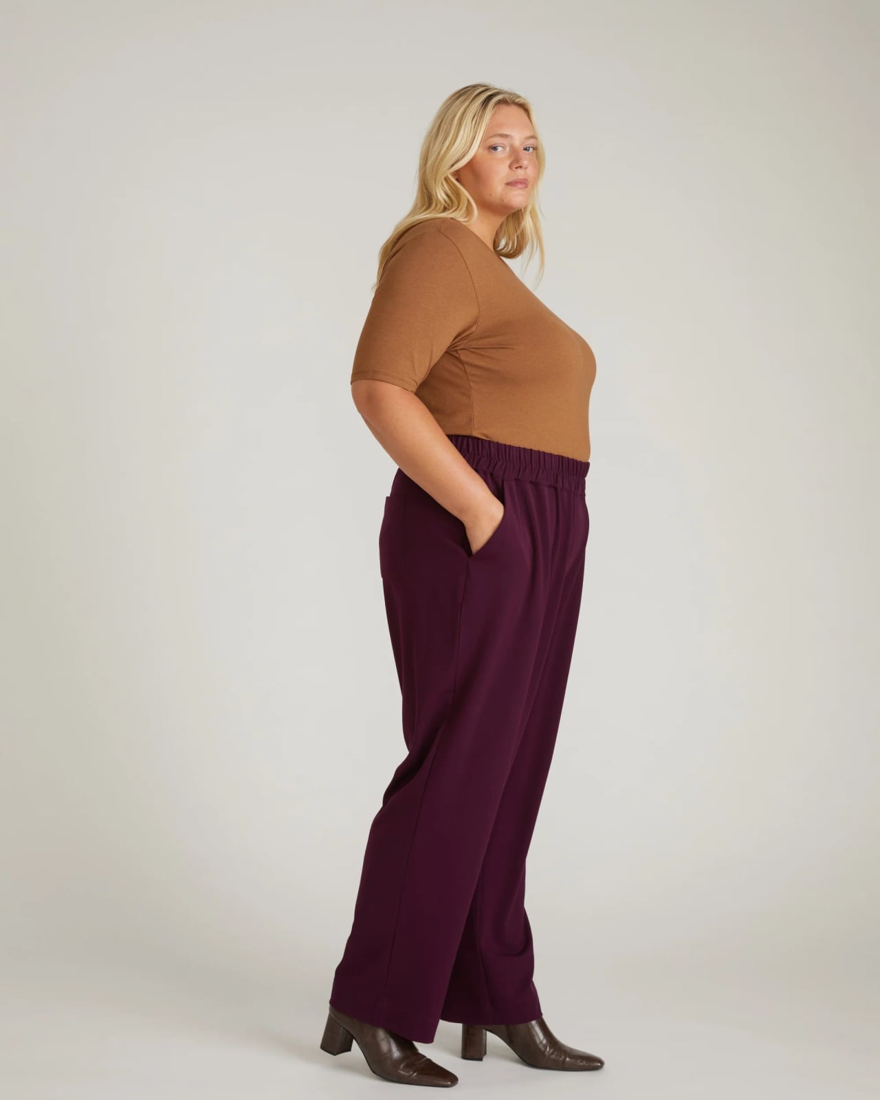 Deep Purple Wide-Leg Trousers with a Brown Short-Sleeved Top Deep Purple Wide-Leg Trousers with a Brown Short-Sleeved Top — Simple Burgundy Pants Outfits