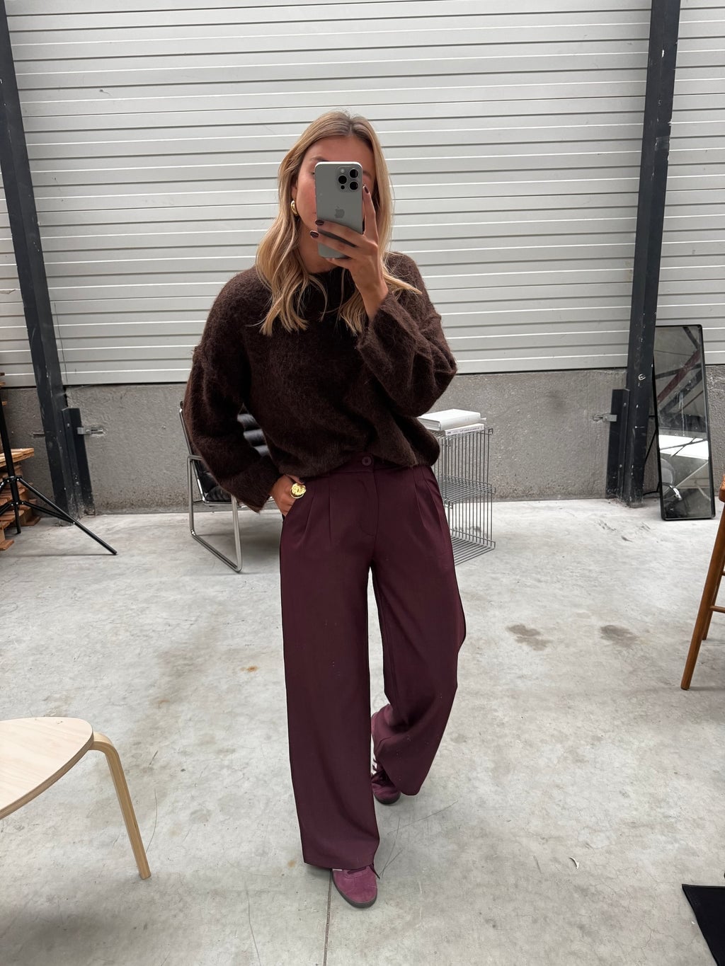 Burgundy Wide-Leg Trousers with a Dark Brown Sweater Burgundy Wide-Leg Trousers with a Dark Brown Sweater — Simple Burgundy Pants Outfits