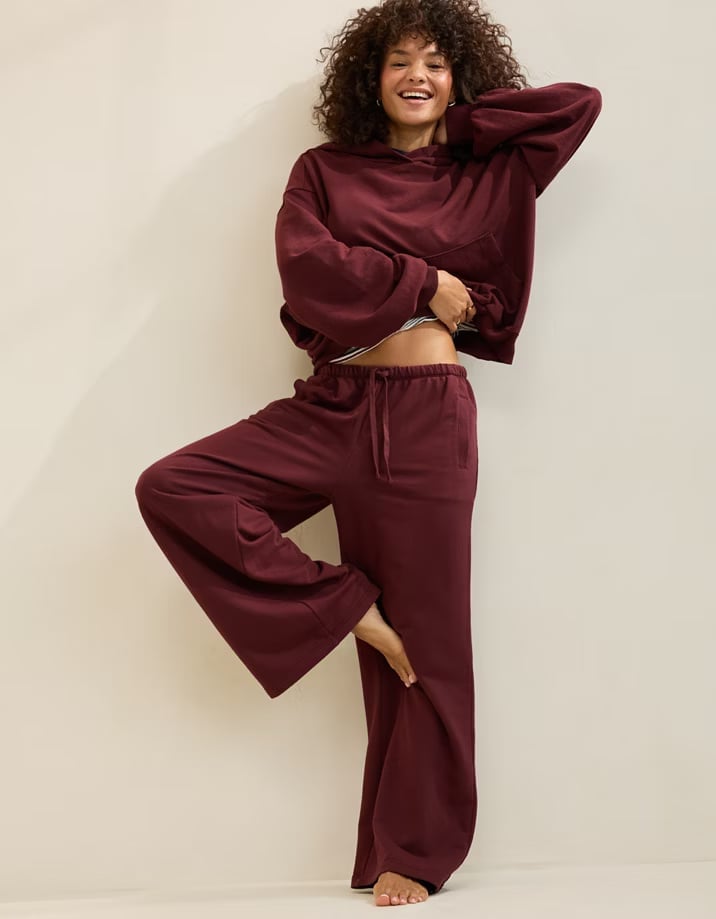 Burgundy Oversized Hoodie and Matching Wide-Leg Sweatpants Burgundy Oversized Hoodie and Matching Wide-Leg Sweatpants — Simple Burgundy Pants Outfits