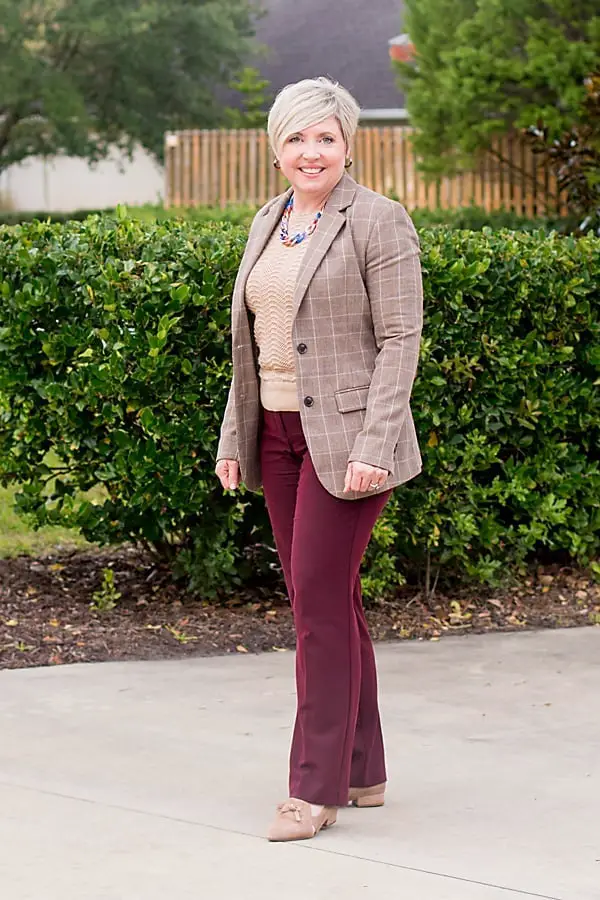 Burgundy Trousers with a Beige Knit Sweater and Checked Blazer Burgundy Trousers with a Beige Knit Sweater and Checked Blazer — Simple Burgundy Pants Outfits