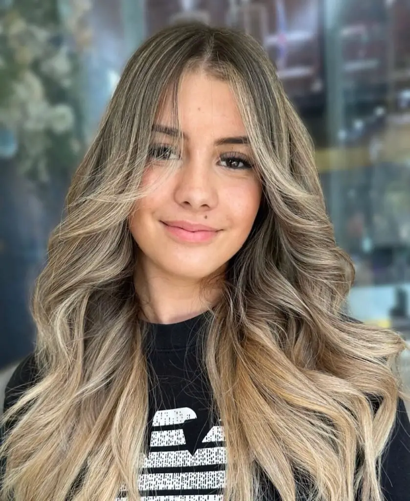 Collarbone Butterfly With Blonde Balayage Collarbone Butterfly With Blonde Balayage — Simple Butterfly Haircut