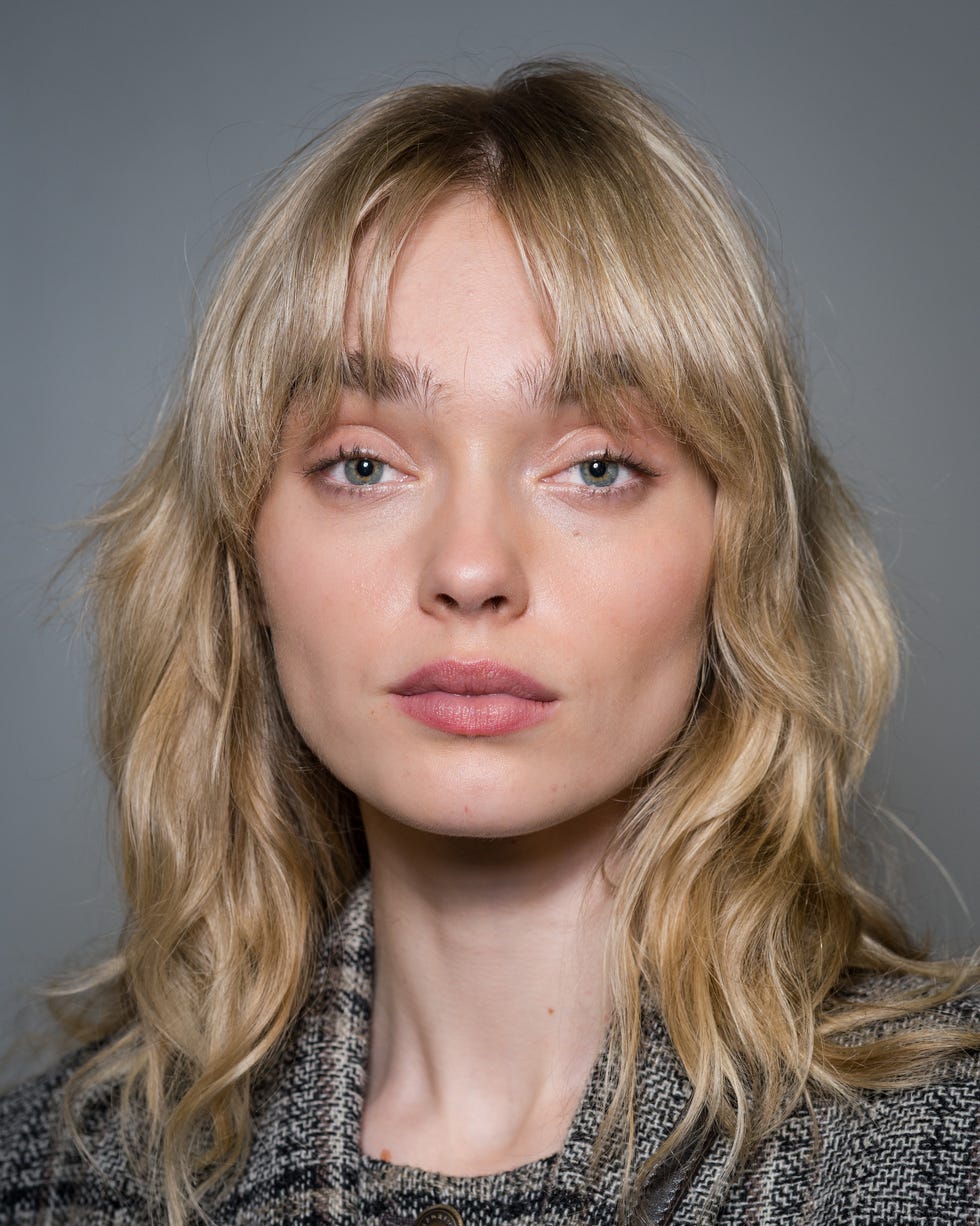 Collarbone Ash Blonde With Curtain Bangs Collarbone Ash Blonde With Curtain Bangs — Simple Butterfly Haircut