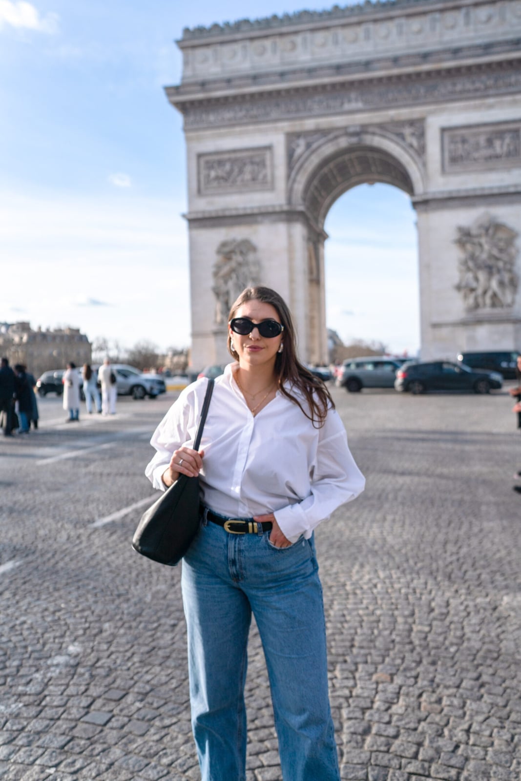 Oversized White Shirt with Relaxed Jeans and Sneakers Oversized White Shirt with Relaxed Jeans and Sneakers — Simple Button Down Outfits