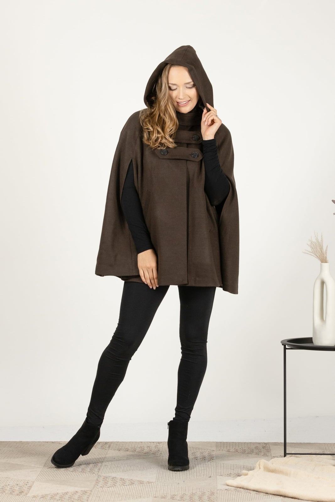 Brown Hooded Cape Coat for Casual Outings Brown Hooded Cape Coat for Casual Outings — Simple Cape Outfits