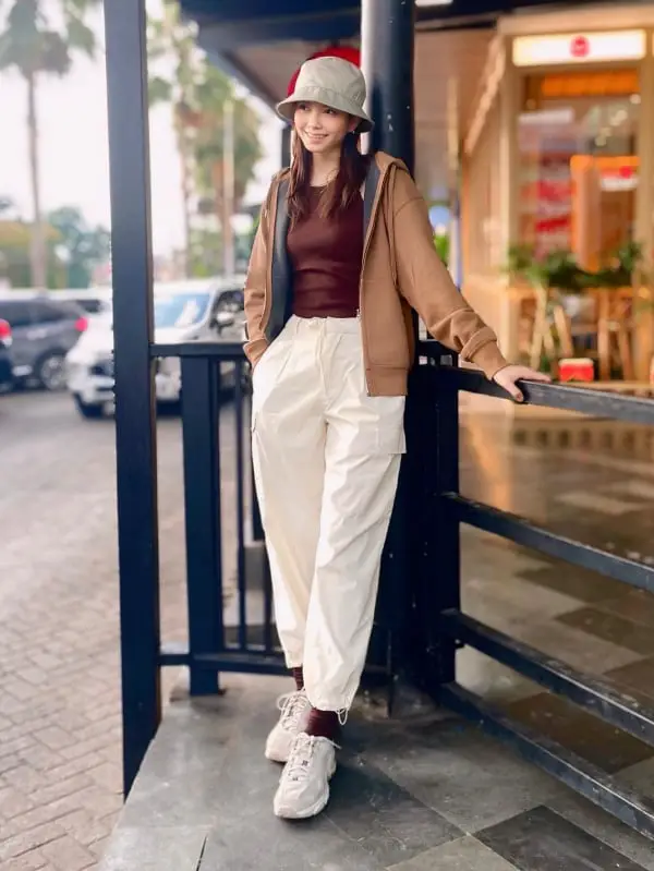 Cream Relaxed Fit Cargo Pants With Burgundy Top — Simple Cargo Pants Outfits