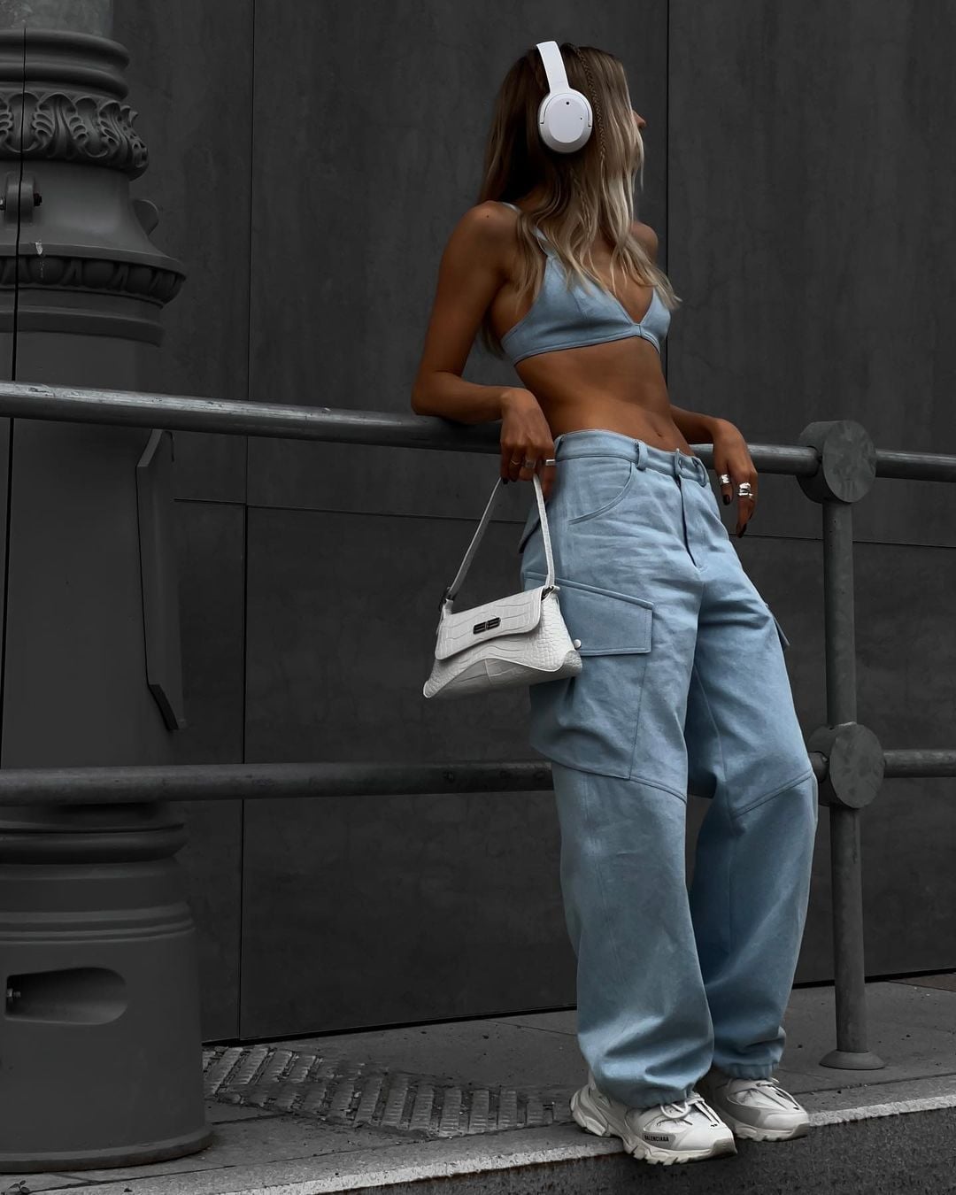 Light Blue Linen Cargo Pants With White Sneakers — Simple Cargo Pants Outfits