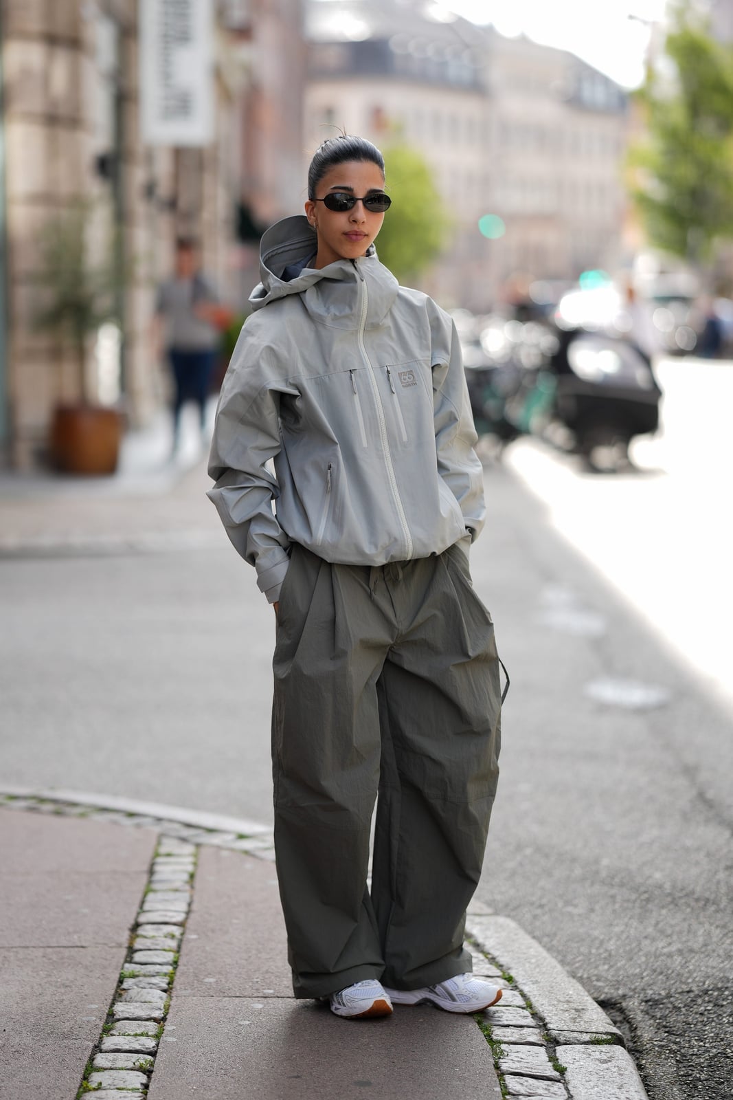 Baggy Olive Cargo Pants With Gray Hoodie — Simple Cargo Pants Outfits