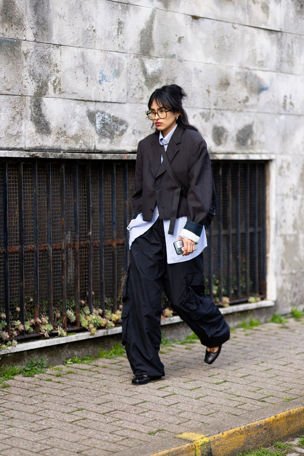 Black Baggy Cargo Pants With Oversized Blazer, Close-Up Take — Simple Cargo Pants Outfits