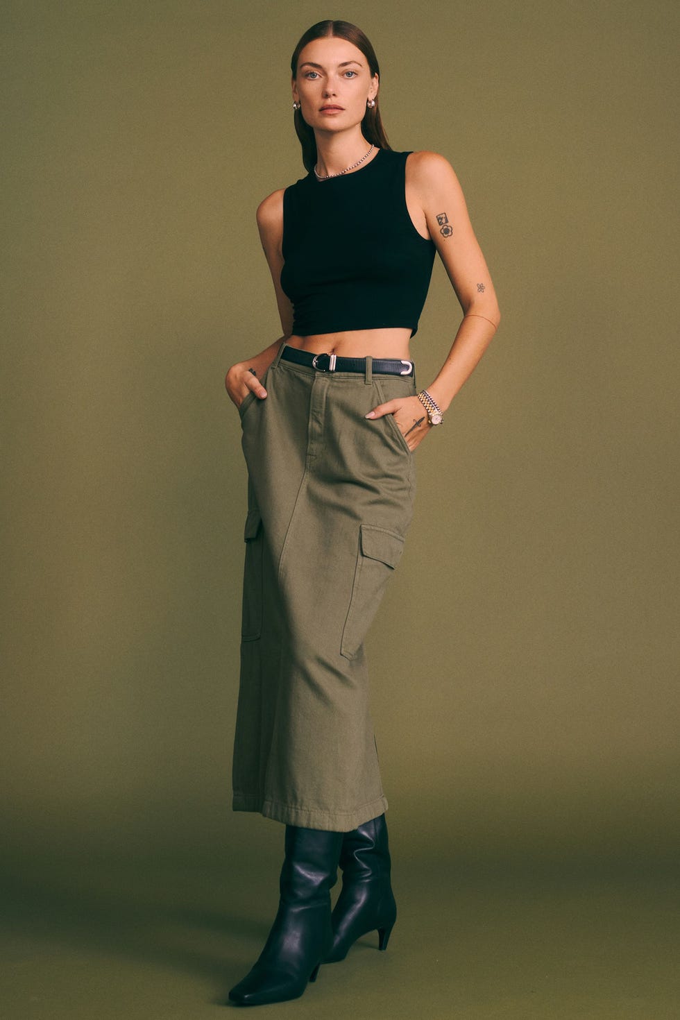 Olive Green Maxi Cargo Skirt With Black Crop Top and Leather Boots Olive Green Maxi Cargo Skirt With Black Crop Top and Leather Boots — Simple Cargo Skirt Outfits