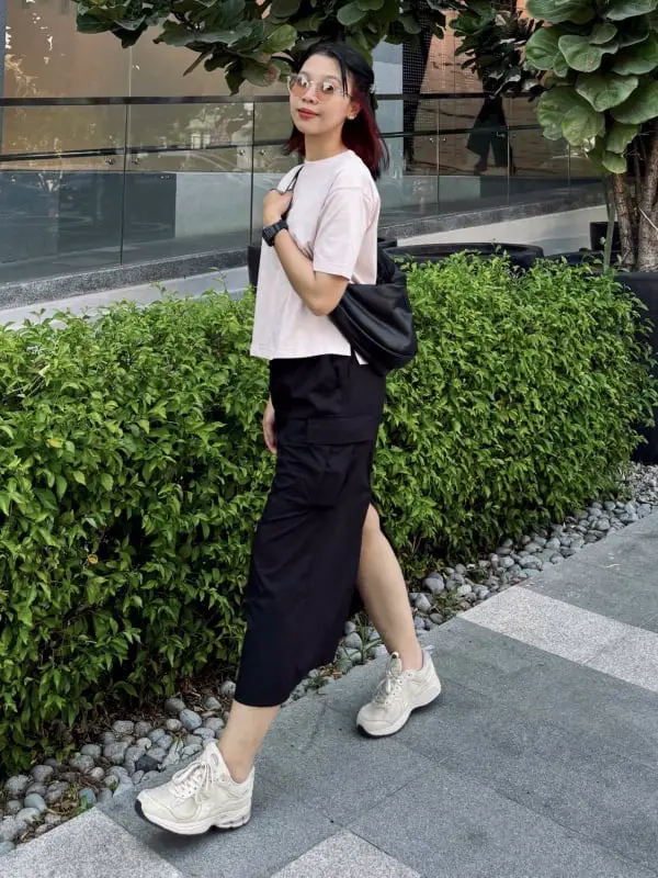 Black Maxi Cargo Skirt With Pink Tee and Beige Sneakers Black Maxi Cargo Skirt With Pink Tee and Beige Sneakers — Simple Cargo Skirt Outfits