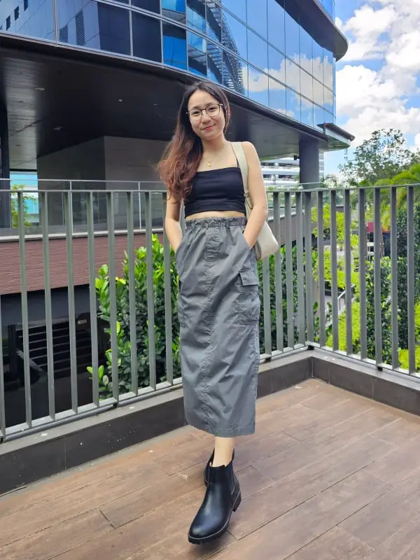 Gray Nylon Maxi Cargo Skirt With Crop Top and Chelsea Boots Gray Nylon Maxi Cargo Skirt With Crop Top and Chelsea Boots — Simple Cargo Skirt Outfits