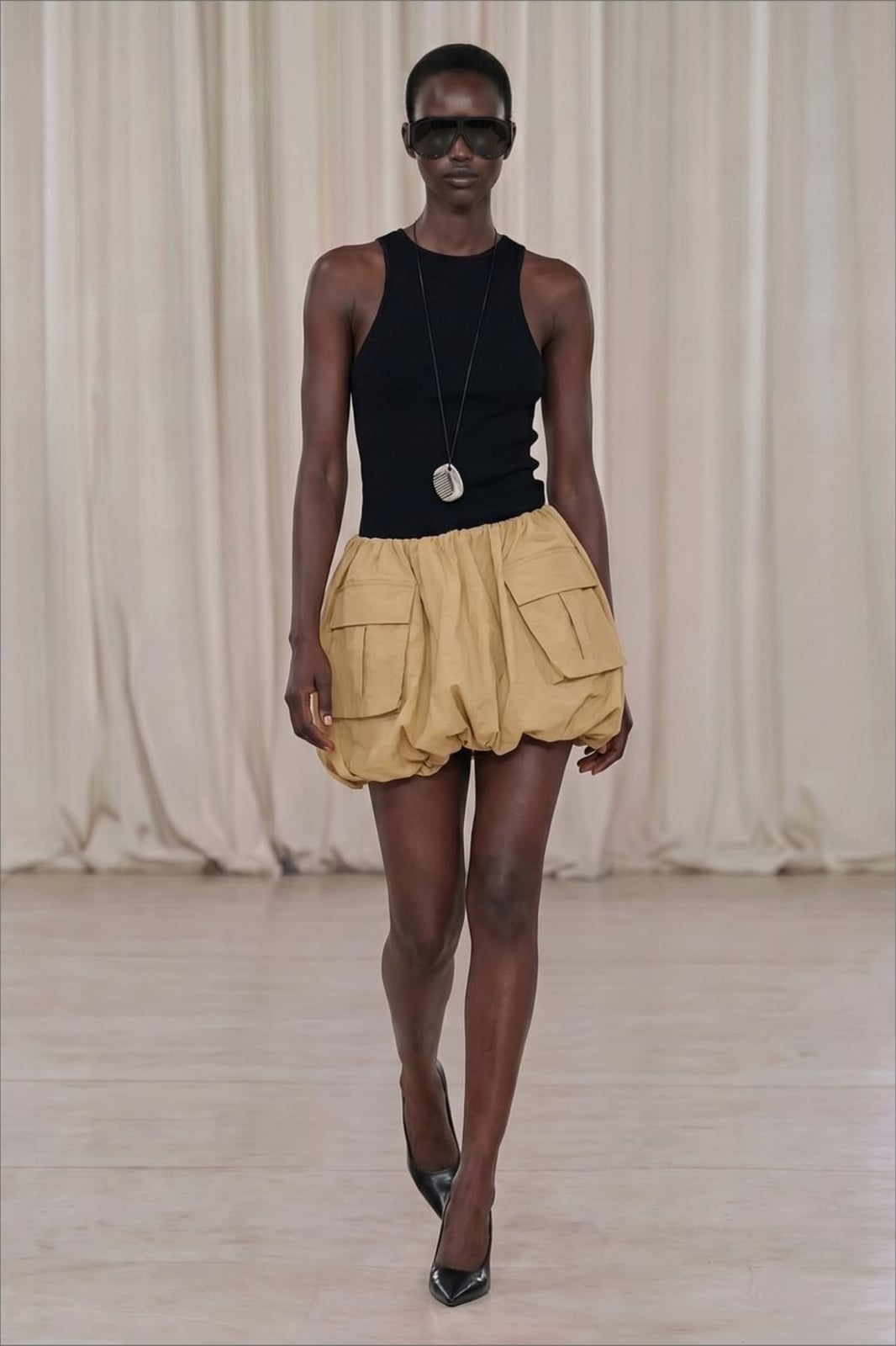 Tan Bubble Cargo Mini Skirt With Black Tank Top and Heels Tan Bubble Cargo Mini Skirt With Black Tank Top and Heels — Simple Cargo Skirt Outfits