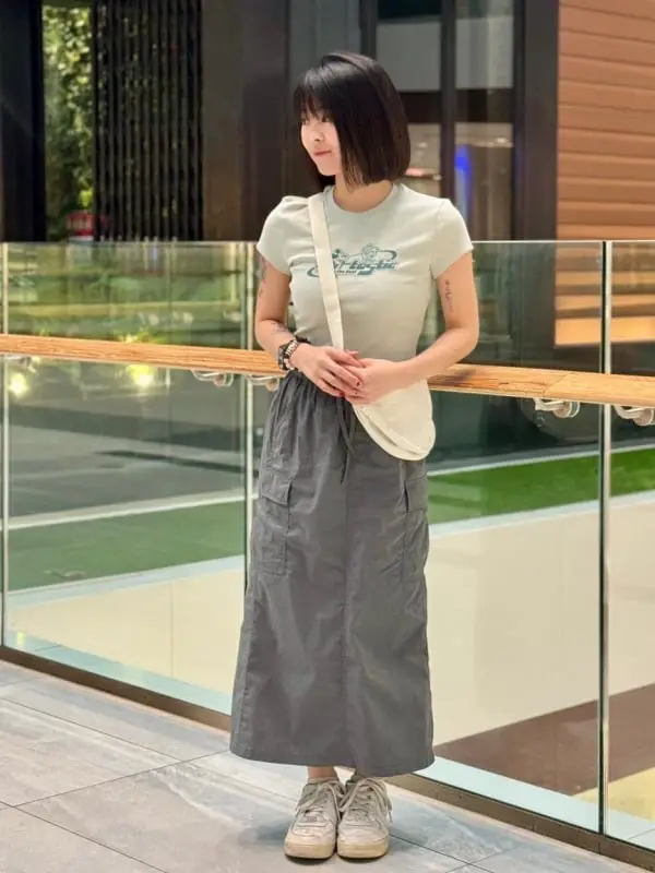 Gray Maxi Cargo Skirt With Graphic Tee and Sneakers Gray Maxi Cargo Skirt With Graphic Tee and Sneakers — Simple Cargo Skirt Outfits