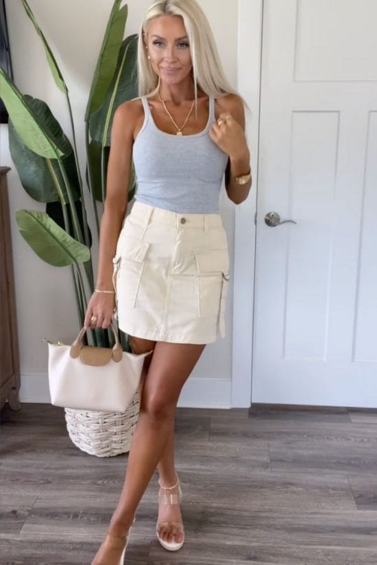 Cream Denim Mini Cargo Skirt With Gray Tank Top and Heeled Sandals Cream Denim Mini Cargo Skirt With Gray Tank Top and Heeled Sandals — Simple Cargo Skirt Outfits