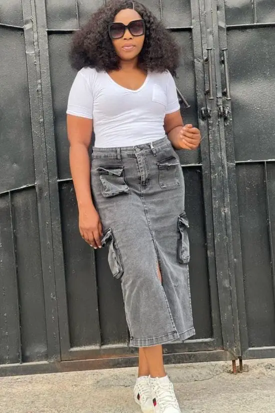 Gray Denim Cargo Midi Skirt With V-Neck Tee and White Sneakers Gray Denim Cargo Midi Skirt With V-Neck Tee and White Sneakers — Simple Cargo Skirt Outfits