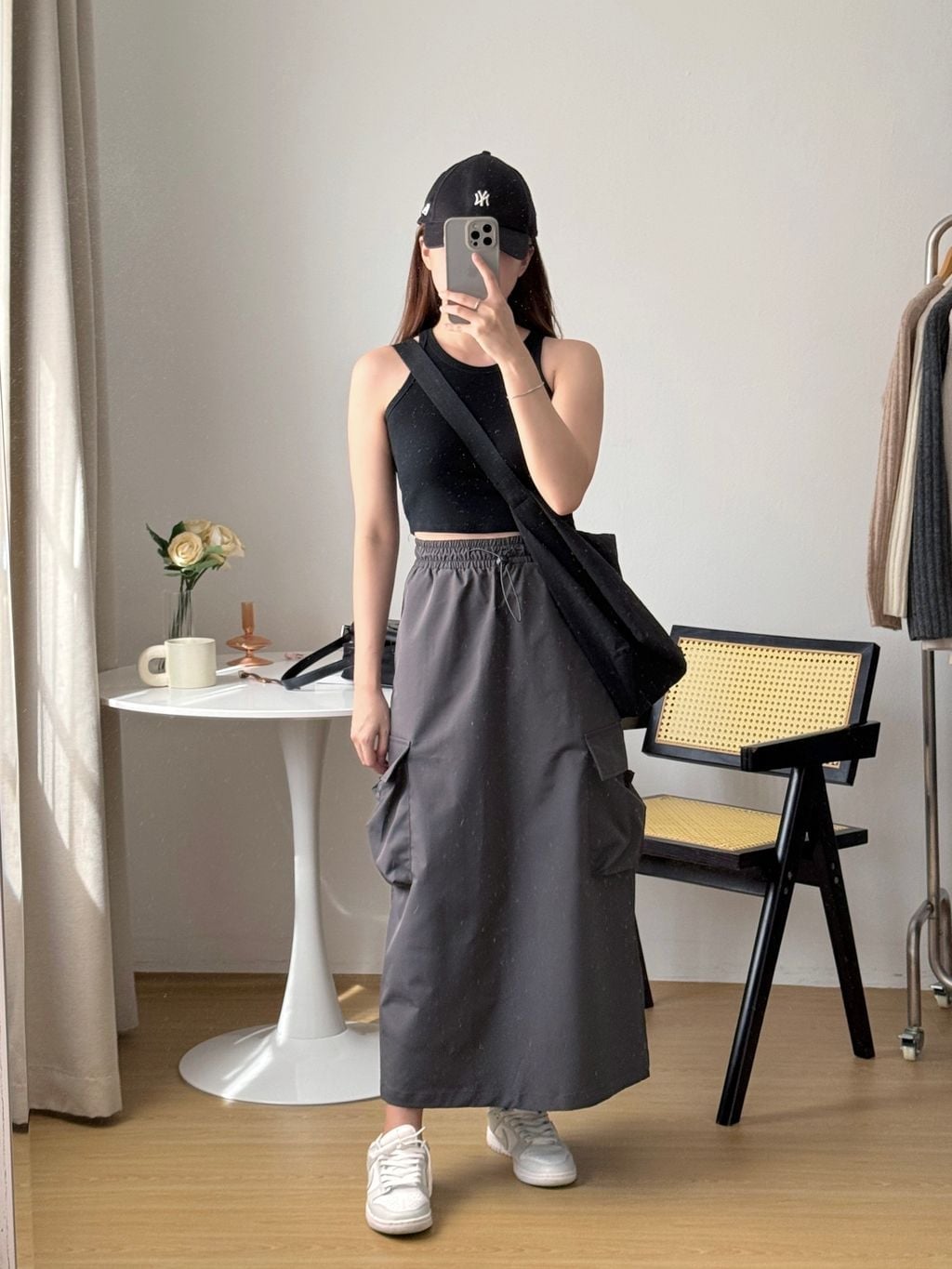 Gray Maxi Cargo Skirt With Black Crop Top and Sneakers Gray Maxi Cargo Skirt With Black Crop Top and Sneakers — Simple Cargo Skirt Outfits