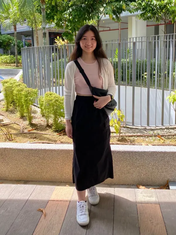 Black Maxi Cargo Skirt With Pink Tank Top and White Cardigan Black Maxi Cargo Skirt With Pink Tank Top and White Cardigan — Simple Cargo Skirt Outfits