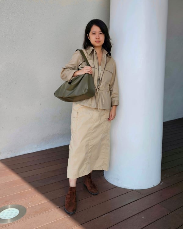 Beige Cargo Maxi Skirt With Utility Jacket and Ankle Boots Beige Cargo Maxi Skirt With Utility Jacket and Ankle Boots — Simple Cargo Skirt Outfits