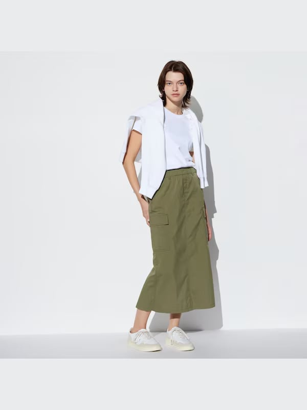 Olive Green Midi Cargo Skirt With White Tee, Close-Up Take Olive Green Midi Cargo Skirt With White Tee, Close-Up Take — Simple Cargo Skirt Outfits