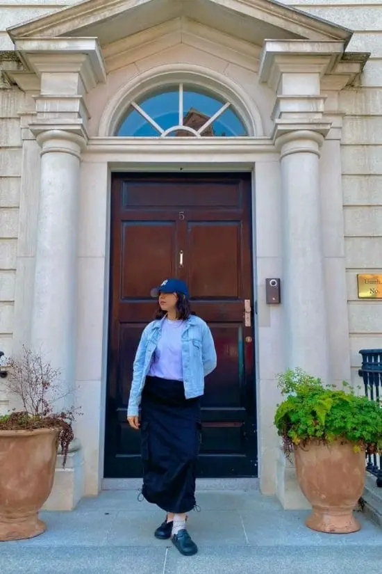 Black Maxi Cargo Skirt With Lilac Tee and Denim Jacket Black Maxi Cargo Skirt With Lilac Tee and Denim Jacket — Simple Cargo Skirt Outfits