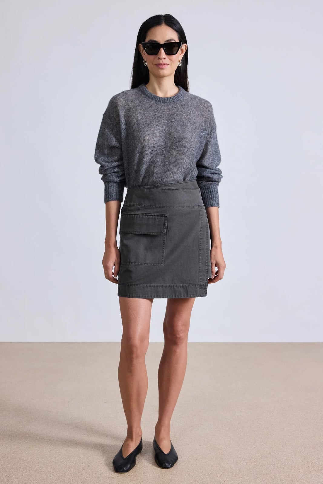 Charcoal Gray Mini Skirt With Crew Neck Sweater and Loafers Charcoal Gray Mini Skirt With Crew Neck Sweater and Loafers — Simple Cargo Skirt Outfits