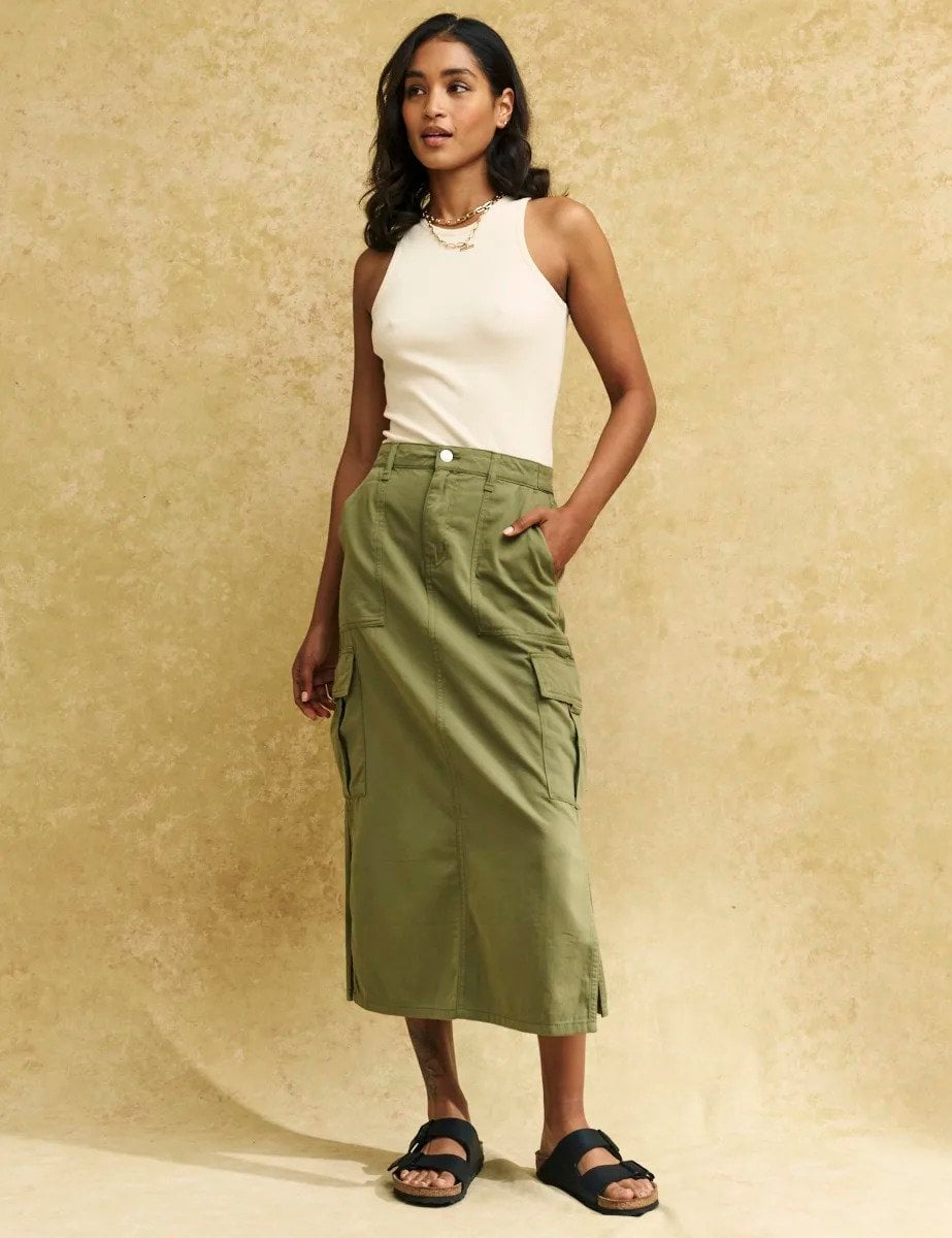 Olive Green Maxi Cargo Skirt With White Sleeveless Top Olive Green Maxi Cargo Skirt With White Sleeveless Top — Simple Cargo Skirt Outfits