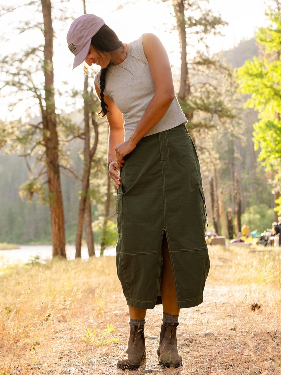Olive Green Maxi Cargo Skirt With Gray Top and Ankle Boots Olive Green Maxi Cargo Skirt With Gray Top and Ankle Boots — Simple Cargo Skirt Outfits