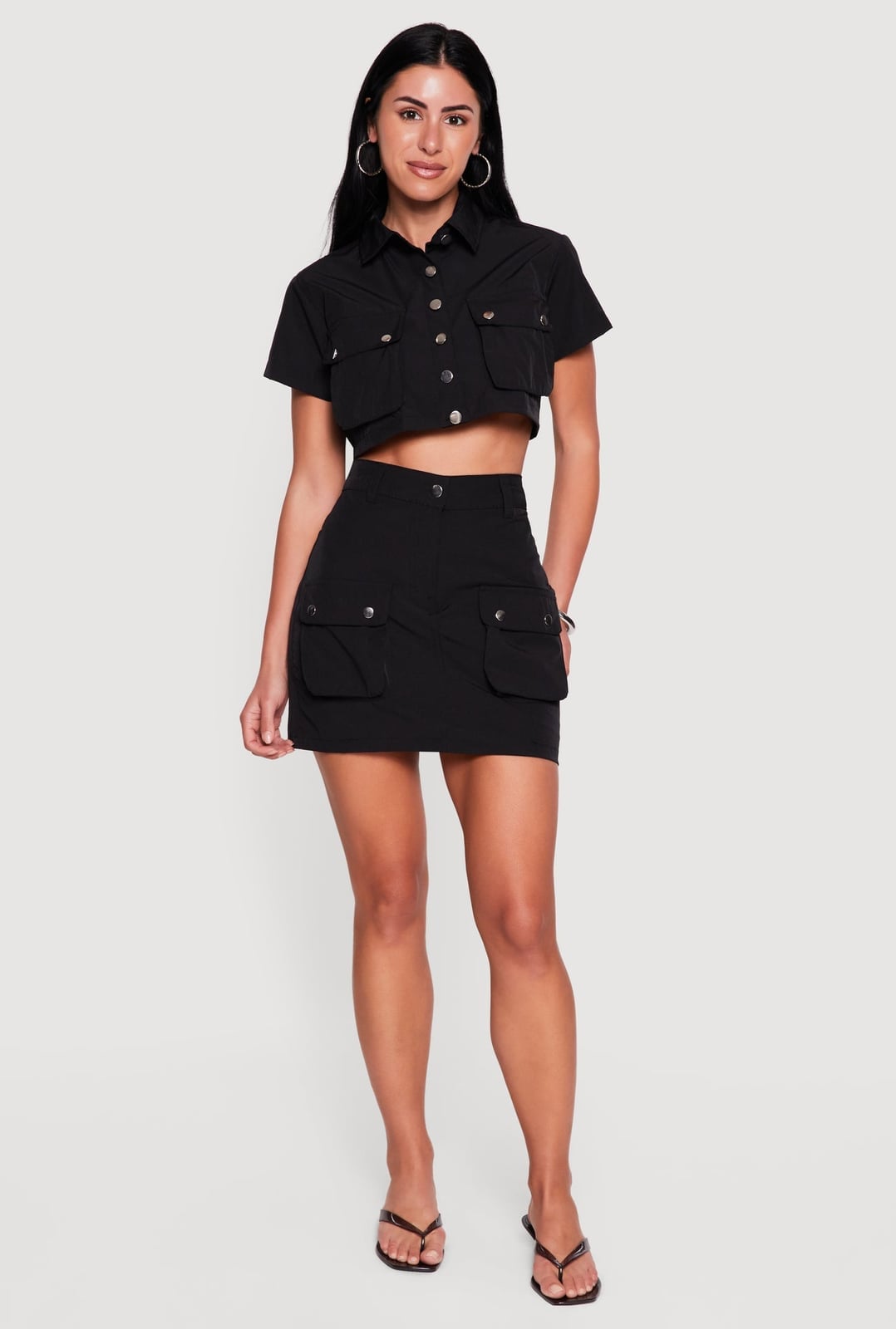 Black Cargo Mini Skirt With Matching Crop Top and Sandals Black Cargo Mini Skirt With Matching Crop Top and Sandals — Simple Cargo Skirt Outfits