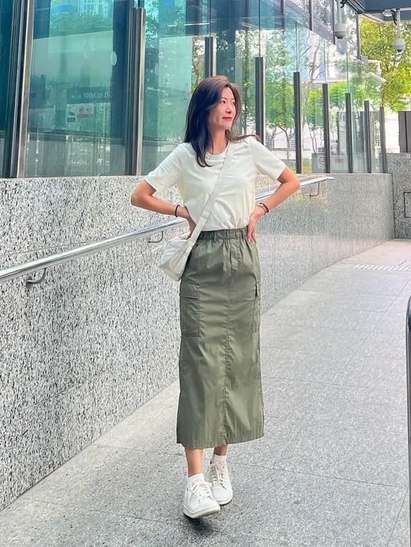 Olive Green Cargo Midi Skirt With White Tee and Sneakers Olive Green Cargo Midi Skirt With White Tee and Sneakers — Simple Cargo Skirt Outfits