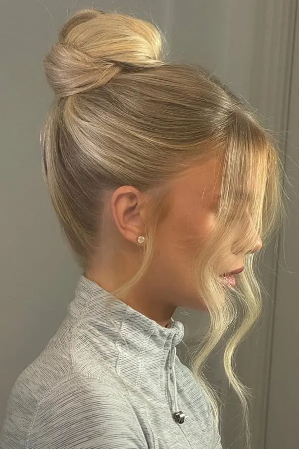 High Textured Bun With Platinum Blonde Bangs High Textured Bun With Platinum Blonde Bangs — Simple Casual Updo