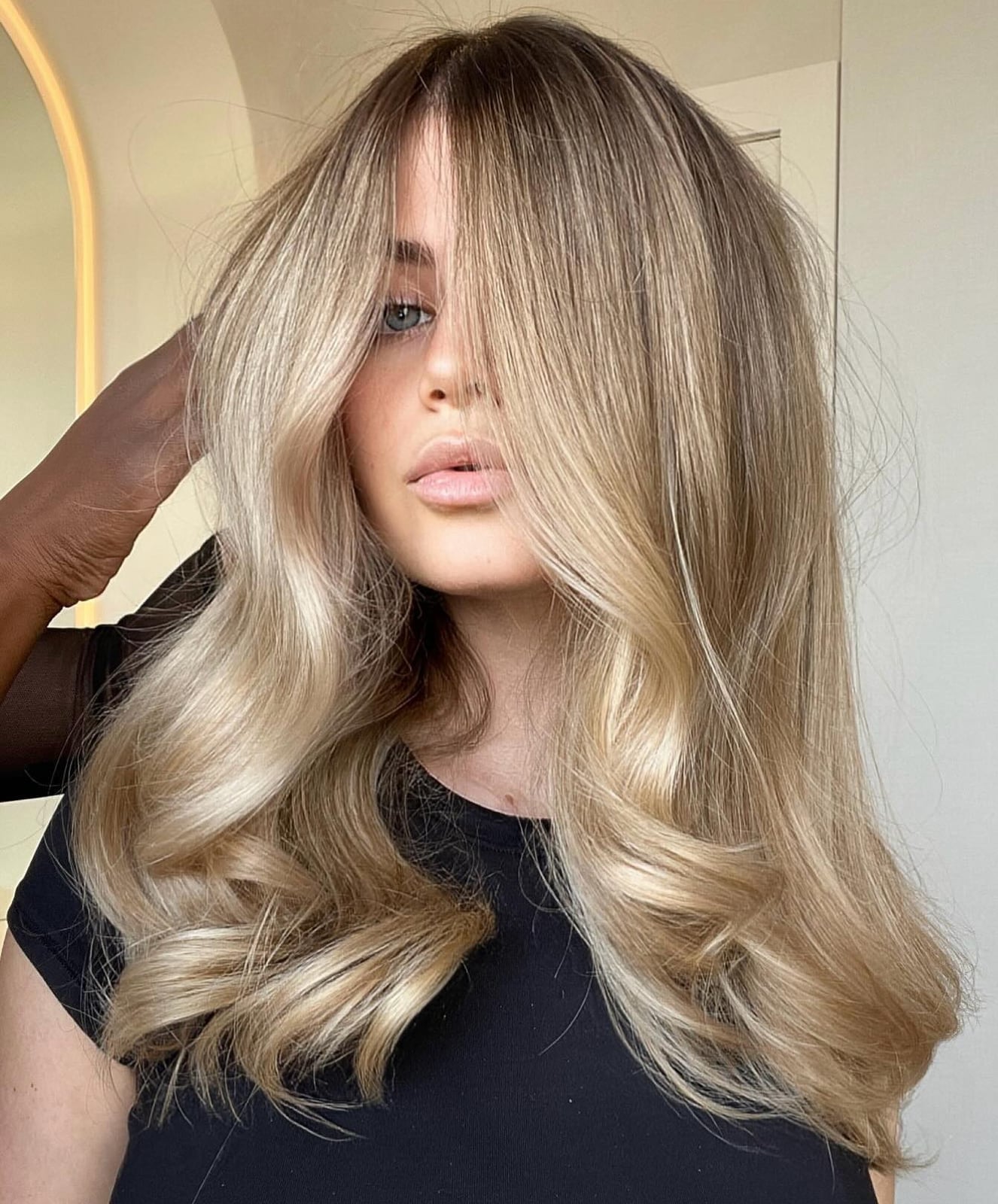 Collarbone Champagne Blonde With Root Shadow — Simple Champagne Blonde