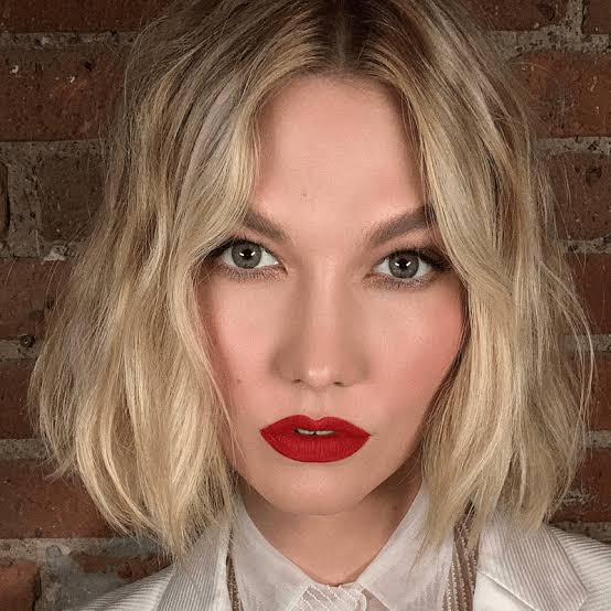 Collarbone Bob With Glossy Finish, Wavy — Simple Champagne Blonde