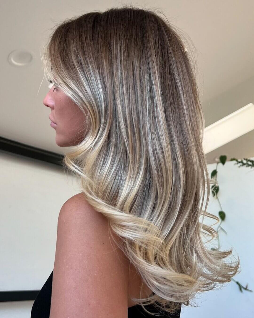 Collarbone Champagne Blonde With Face-Framing Layers — Simple Champagne Blonde