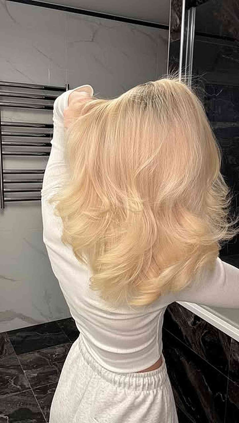 Mid-Back Layered Waves With Curtain Bangs — Simple Champagne Blonde