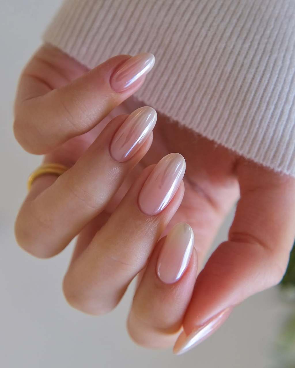 Subtle Champagne Pearlescent Short Oval Nails, Pale Pink Subtle Champagne Pearlescent Short Oval Nails, Pale Pink — Simple Champagne Nails
