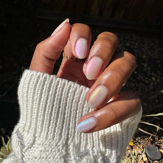 Oval Iridescent Chrome Nails Oval Iridescent Chrome Nails — Simple Champagne Nails