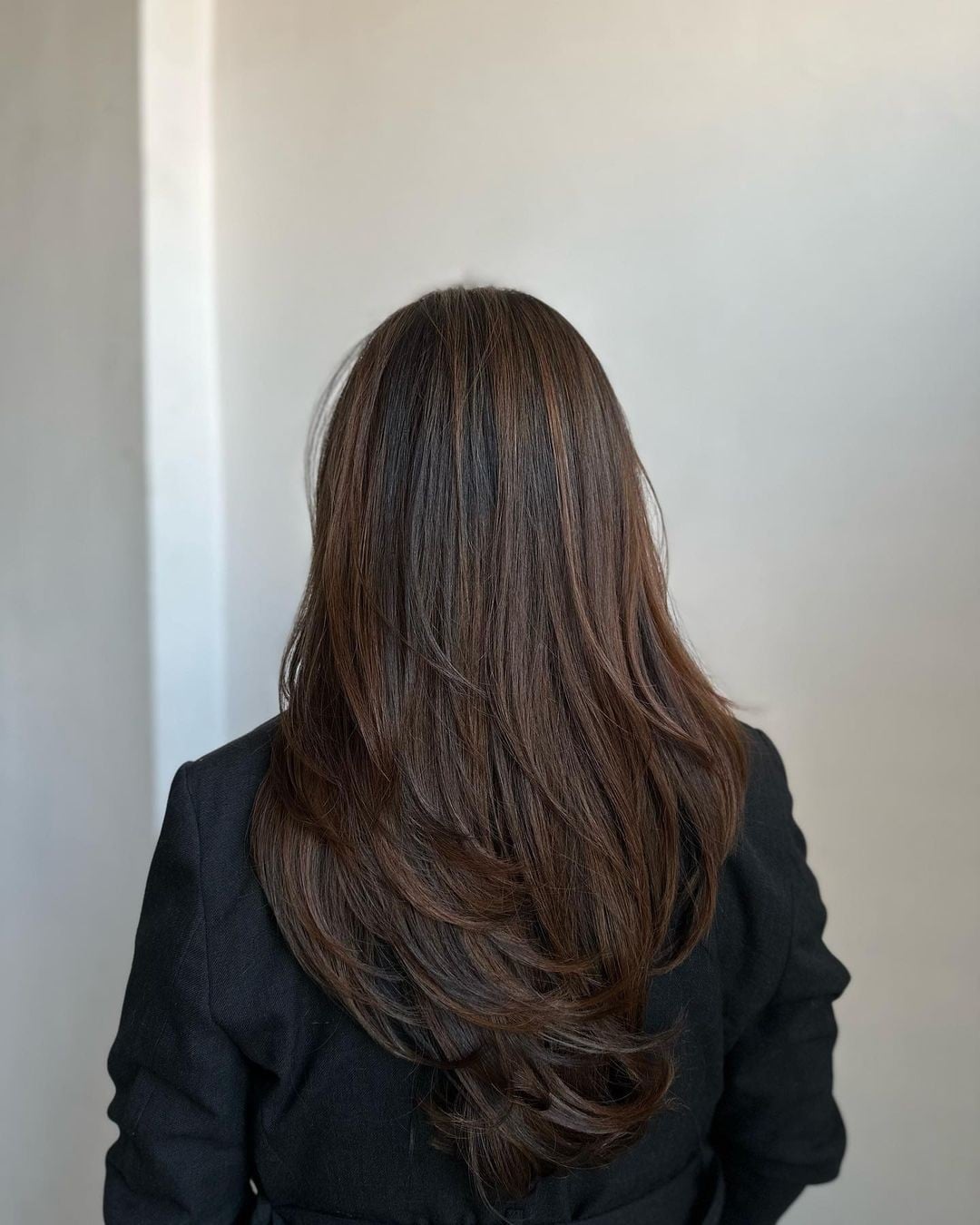 Mid-Back Dark Brown With Lighter Brown Balayage Mid-Back Dark Brown With Lighter Brown Balayage — Simple Chocolate Balayage