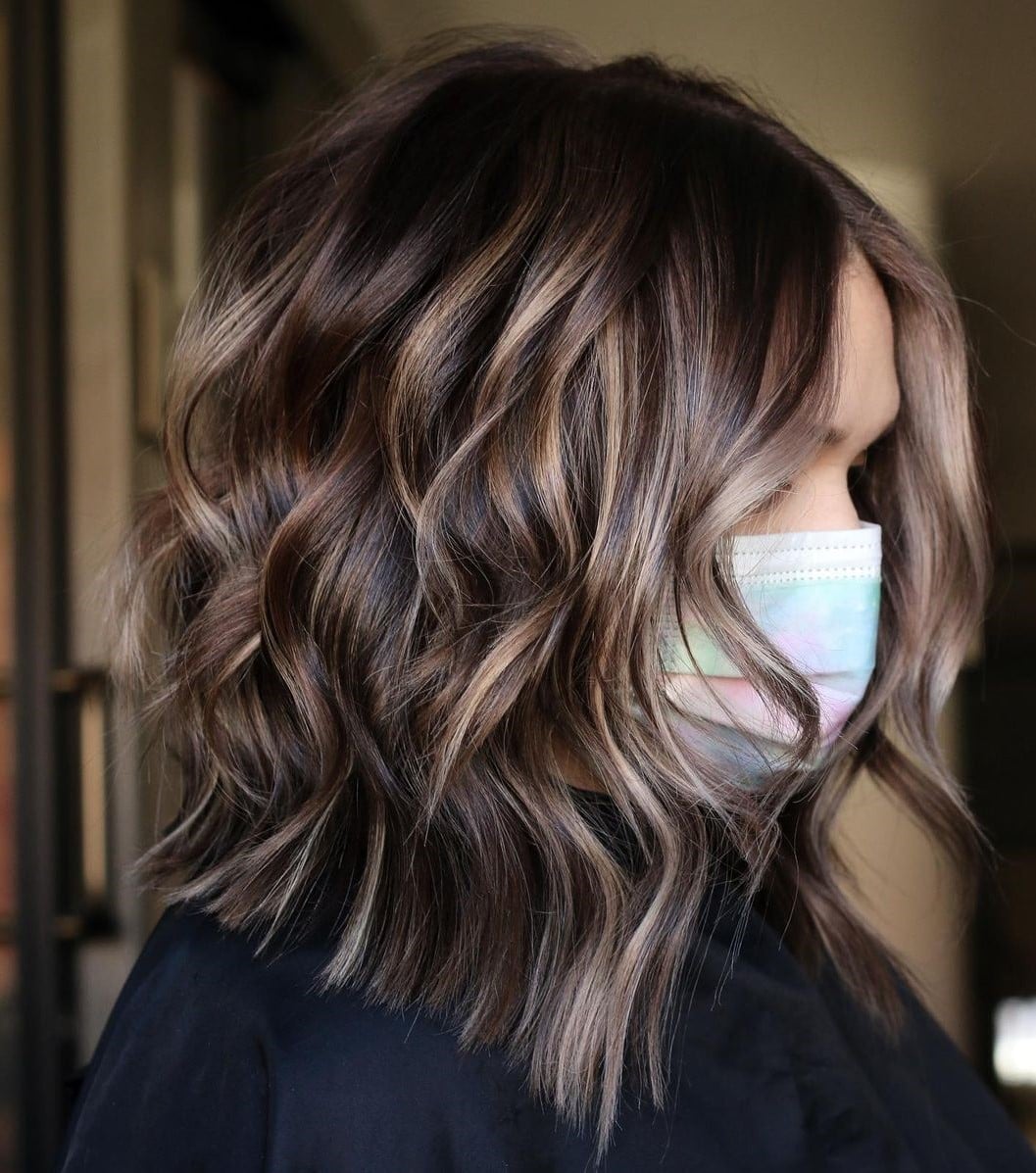 Wavy Bob With Contrast Highlights — Simple Chocolate Highlights