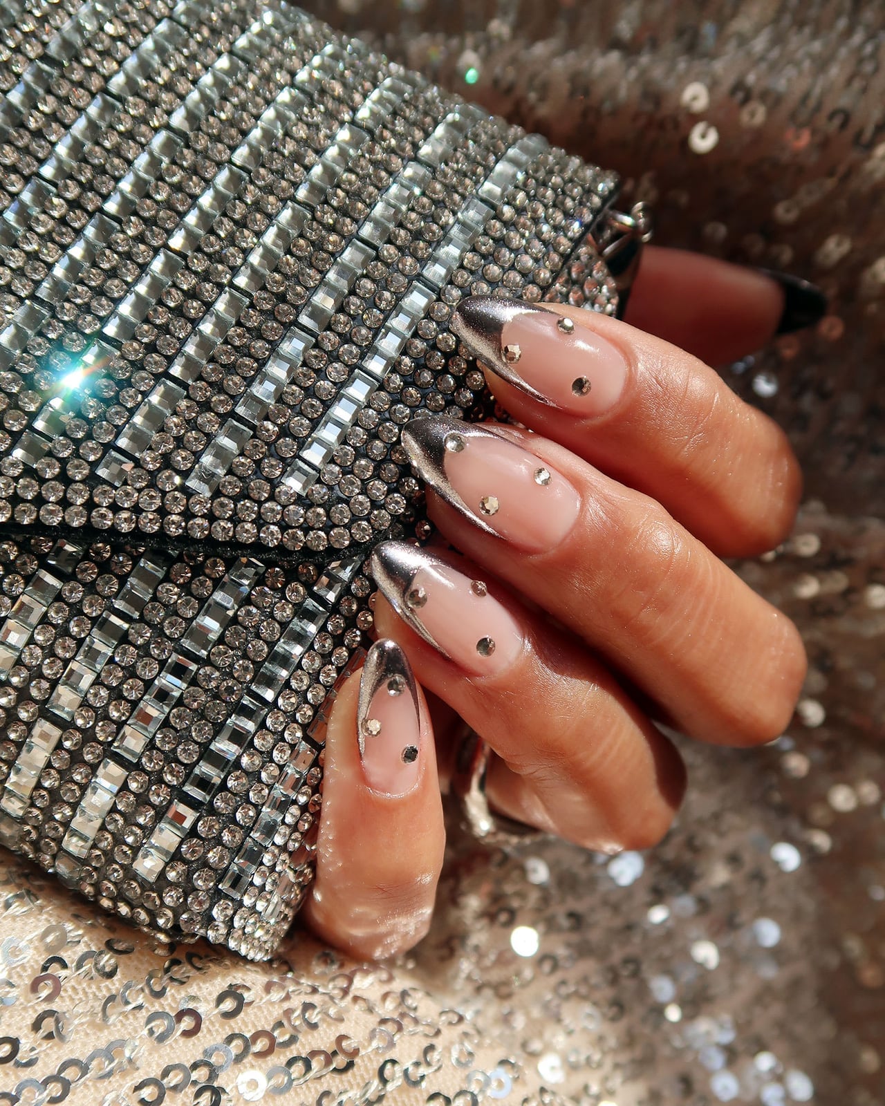 Almond Nails With Silver Chrome Tips and Rhinestones, миндаль Almond Nails With Silver Chrome Tips and Rhinestones, миндаль — Simple Chrome French Tip Nails