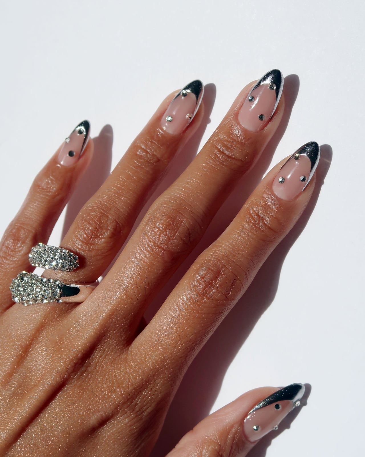 Almond Nails With Silver Chrome Tips and Stones, хром Almond Nails With Silver Chrome Tips and Stones, хром — Simple Chrome French Tip Nails