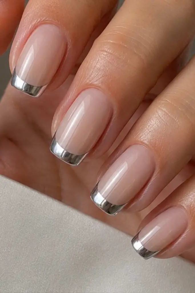 Short Almond Nails With Thin Chrome French Line Short Almond Nails With Thin Chrome French Line — Simple Chrome French Tip Nails