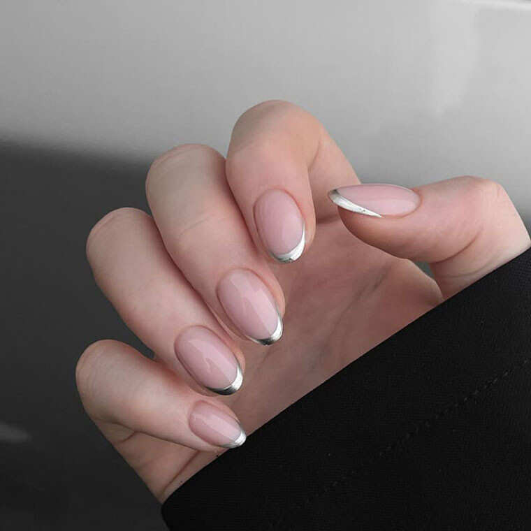 Medium Oval Nails With Fine Silver Chrome Line Medium Oval Nails With Fine Silver Chrome Line — Simple Chrome French Tip Nails