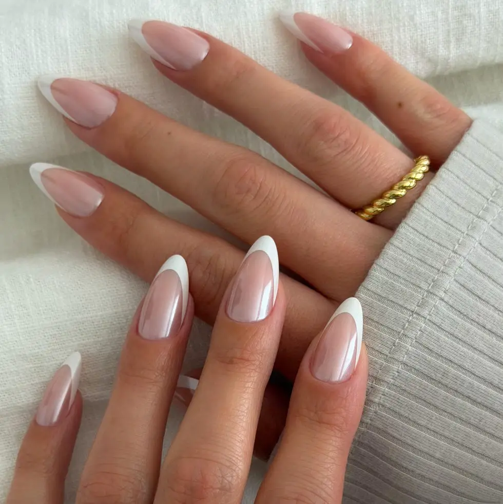 Almond Nails With Chrome White French Tips and нюдовая база Almond Nails With Chrome White French Tips and нюдовая база — Simple Chrome French Tip Nails