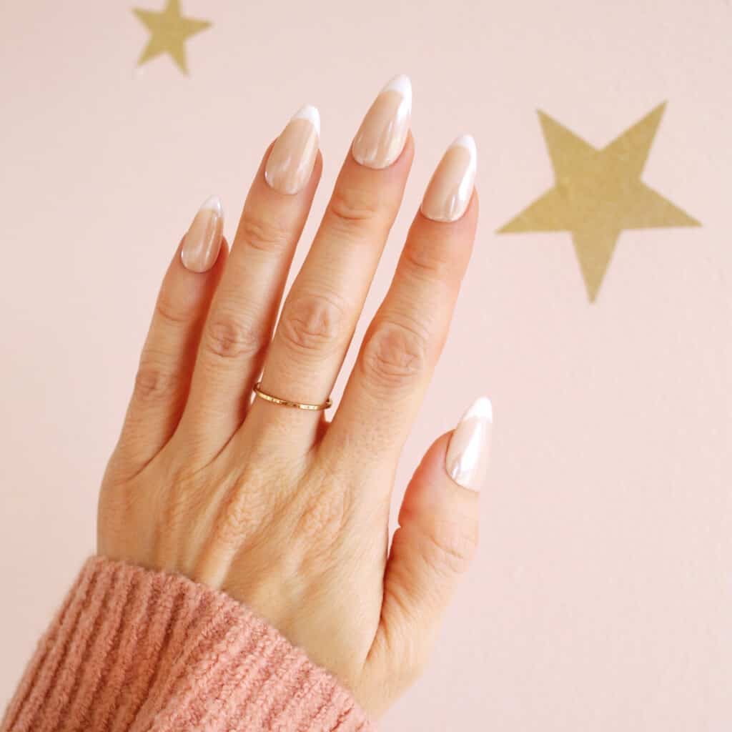 Almond Nails With Pearlescent White French Tips, миндаль Almond Nails With Pearlescent White French Tips, миндаль — Simple Chrome French Tip Nails