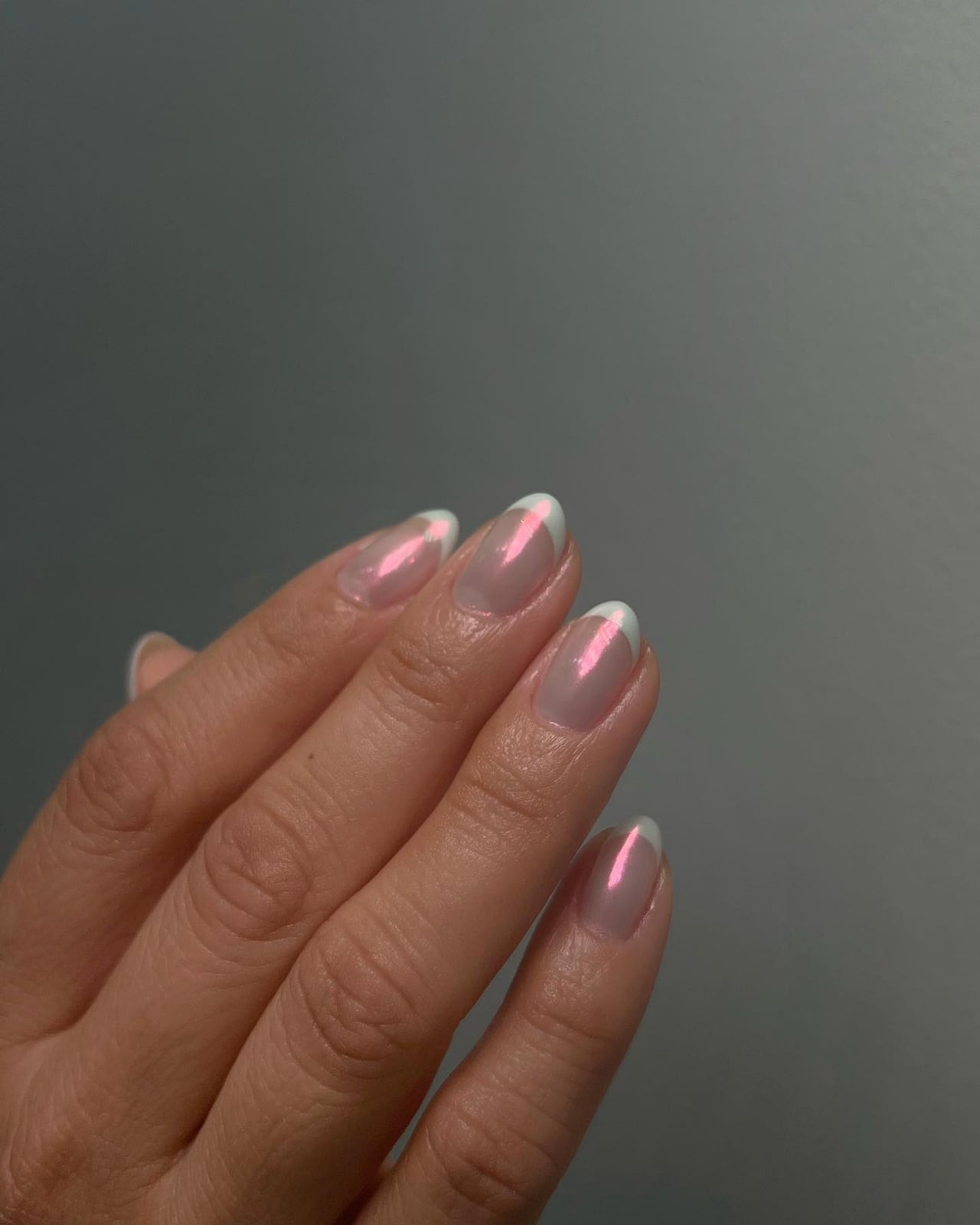 Almond Nails With Shimmering Pink Gold Chrome Tips Almond Nails With Shimmering Pink Gold Chrome Tips — Simple Chrome French Tip Nails