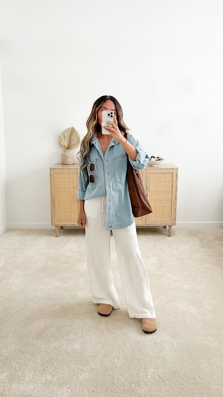 Tan Clogs with Wide-Leg White Pants and Denim Shirt Tan Clogs with Wide-Leg White Pants and Denim Shirt — Simple Clogs Outfits