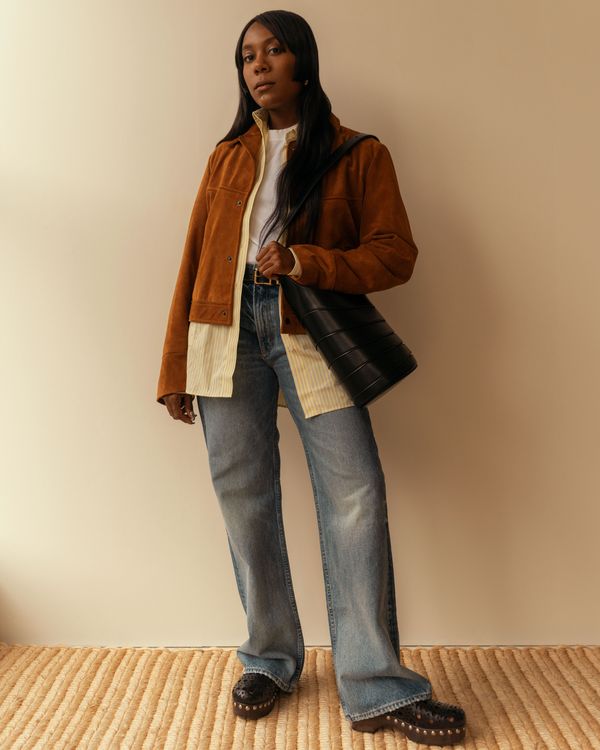 Studded Black Clogs with Brown Suede Jacket and Wide-Leg Jeans Studded Black Clogs with Brown Suede Jacket and Wide-Leg Jeans — Simple Clogs Outfits