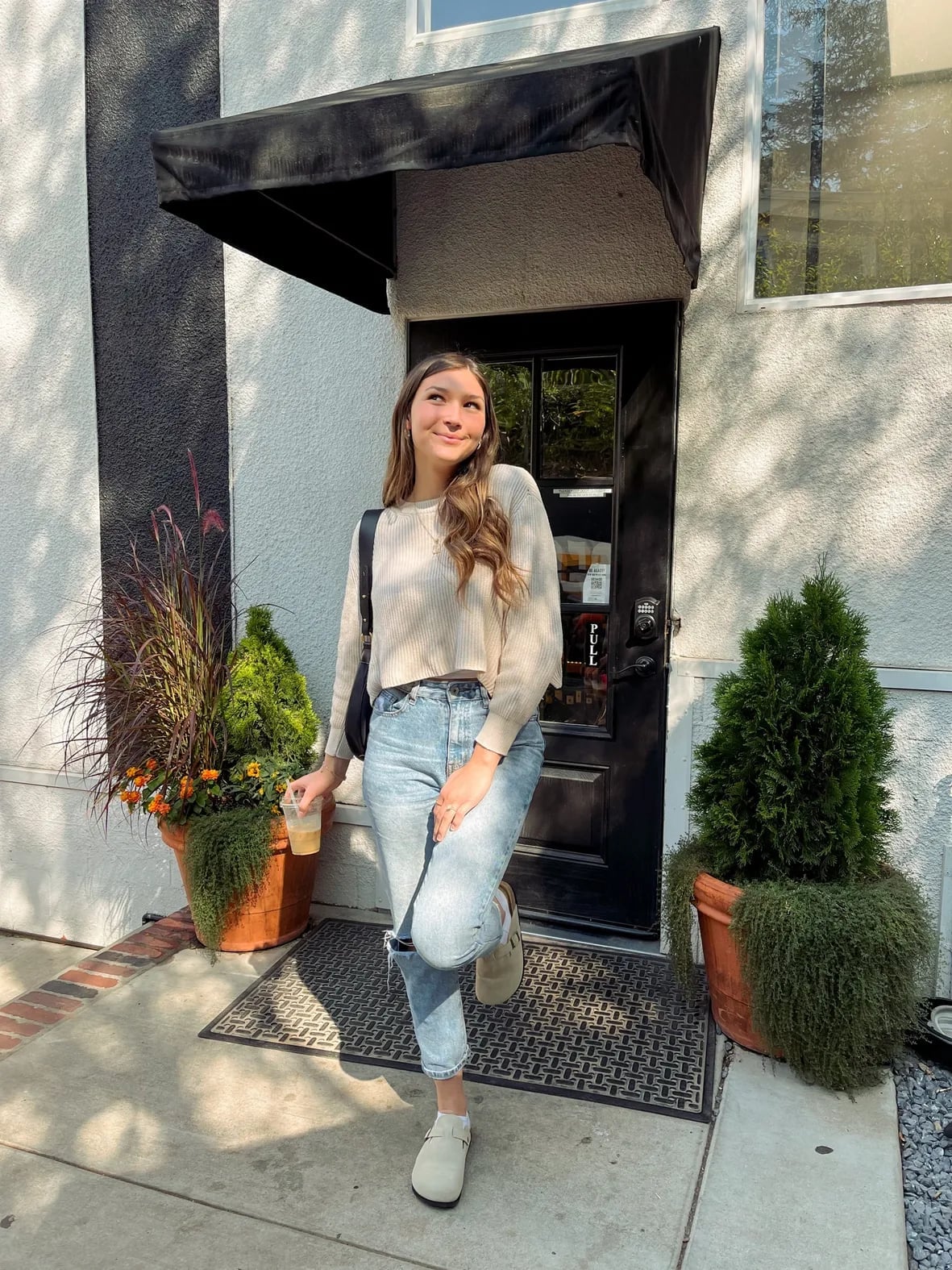 Light Beige Clogs with Distressed Jeans and Cropped Sweater Light Beige Clogs with Distressed Jeans and Cropped Sweater — Simple Clogs Outfits
