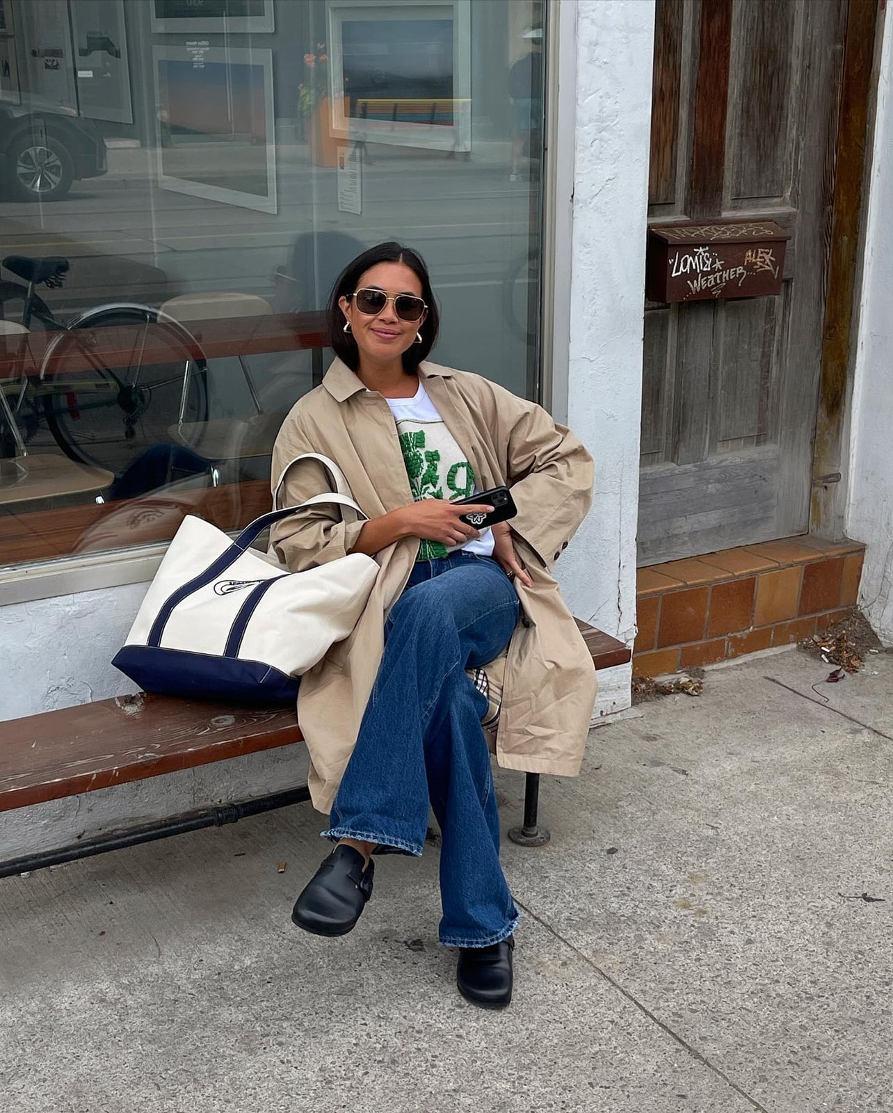 Casual Beige Trench Coat with Black Slip-On Clogs Casual Beige Trench Coat with Black Slip-On Clogs — Simple Clogs Outfits