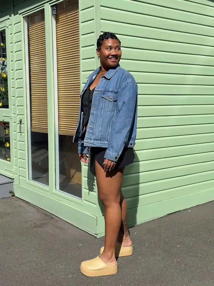 Pale Yellow Clogs with Oversized Denim Jacket and Shorts Pale Yellow Clogs with Oversized Denim Jacket and Shorts — Simple Clogs Outfits